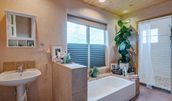 2 Mesa Sea Rd, Arroyo Hondo, NM 87513