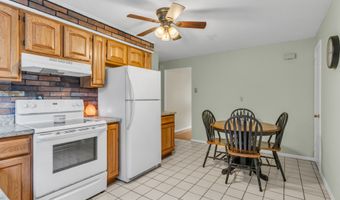 22 College St APT 3, Clinton, CT 06413