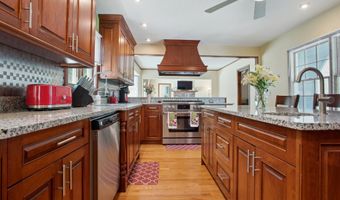 10 Colonial Dr, Clinton, CT 06413