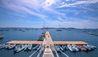 8 Knight St, Falmouth, ME 04105
