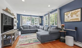28 W Park Ave, Belford, NJ 07718