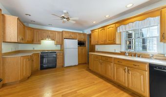 60 Boulder Dr, Auburn, ME 04210