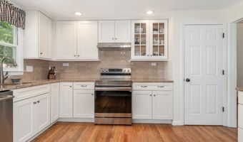 31 Wildwood Dr, Branford, CT 06405