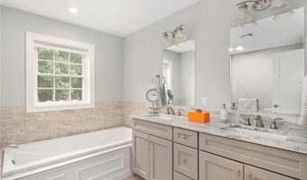 42 E Lantern Rd, Lincoln, RI 02865