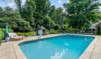 11806 E Arbor Dr, Anchorage, KY 40223