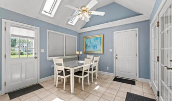 29 Maple Dr, Bedford, NH 03110