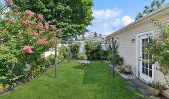 21 Hampton Ave, Albertson, NY 11507