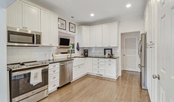 8 Dolphin Point Dr, Beaufort, SC 29907