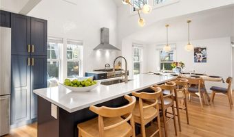 14 Robinson St, Narragansett, RI 02882