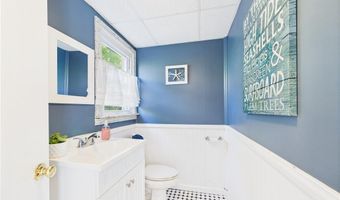 13 Deangelis Dr, Narragansett, RI 02882