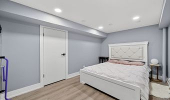 24 W Berkley Dr, Arlington Heights, IL 60004
