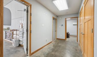 5276 Oakcrest Hill Rd SE, Riverside, IA 52327