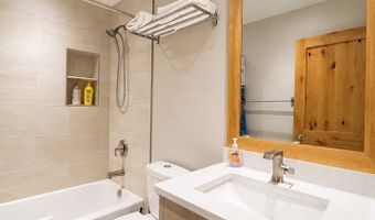 42981 N LAKE Ave, Antioch, IL 60002