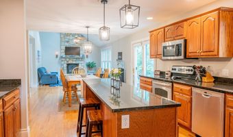 24 Surrey Ln, Falmouth, ME 04105