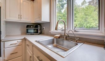 4 Fairway Ct, Albany, NY 12208