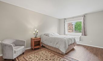 2215 Nichols Rd B, Arlington Heights, IL 60004