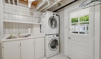 8906 TRANSUE Dr, Bethesda, MD 20817
