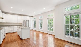 817 OAK KNOLL Ter, Rockville, MD 20850