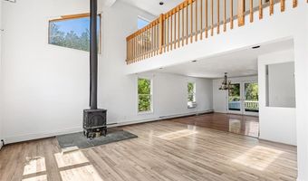 8 Ashley Dr, Lincoln, RI 02865