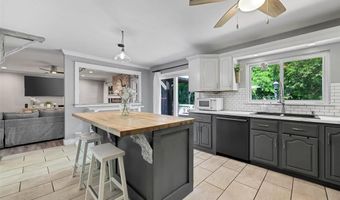 806 Hollyridge Dr, Ballwin, MO 63011