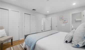 384 Valley Rd, Middletown, RI 02842
