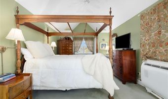 9 White Ter, Middletown, RI 02842