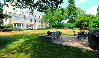 1 Oakwood Ter 7, Newport, RI 02840