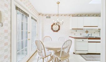 102 Pine Glen Dr, East Greenwich, RI 02818