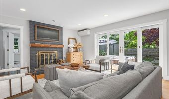 7 Florence Ave, Newport, RI 02840