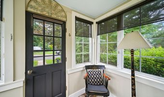 29 Park Ave, Belford, NJ 07718