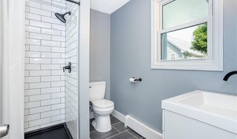 12 Ellen St, Bristol, RI 02809