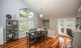 1878 Ridgeview Circle Dr, Ballwin, MO 63021