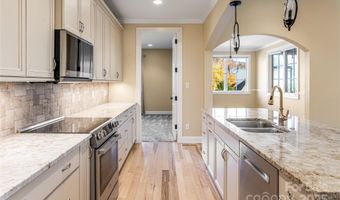 38 Chantilly Dr, Asheville, NC 28804