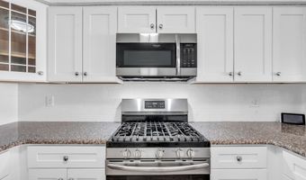 82 Spinnaker Ct, Bayville, NJ 08721