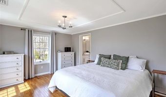 17 Mosher Dr, Barrington, RI 02806