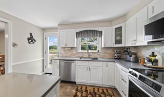 16 Driscoll Rd, Branford, CT 06405