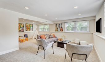 223 W Tanglewood Dr, Arlington Heights, IL 60004