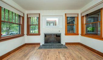 822 7th St, Ames, IA 50010