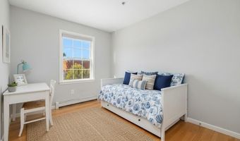 231 Maple Ave 204, Newport, RI 02840