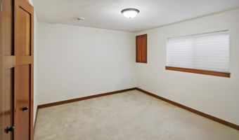 504 W Palmer Cir, Aberdeen, SD 57401