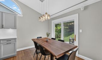 918 Claybend Dr, Ballwin, MO 63011