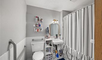 4 Pine Tree Dr 212, Arden Hills, MN 55112