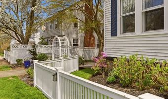 8 Champlin St, Newport, RI 02840