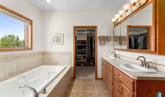 608 N Riverwood Cir, Brandon, SD 57005