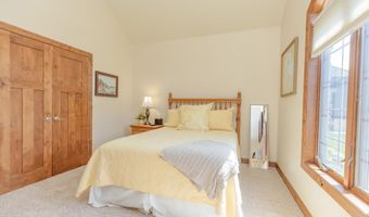 932 Emerald Pines Dr, Arnolds Park, IA 51331