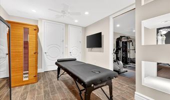 295 Meadowbrook Country Club Est, Ballwin, MO 63011