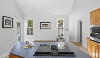 2323 N BURLINGTON St, Arlington, VA 22207