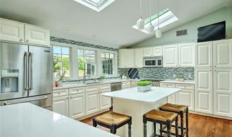 33 Meadowbrook Dr, Barrington, RI 02806
