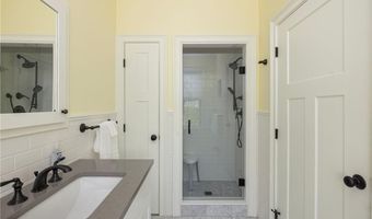 3 Oak St, Middletown, RI 02842