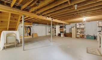 68 Birchwood Dr, Narragansett, RI 02882